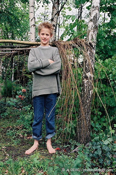 petit garon et sa cabane - little boy and his hut